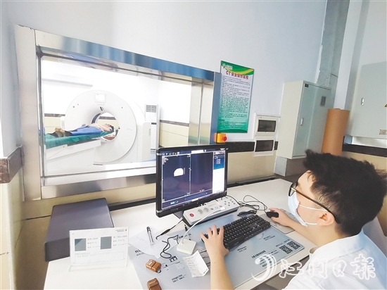 崖門鎮(zhèn)衛(wèi)生院使用新設(shè)備為患者檢查身體。