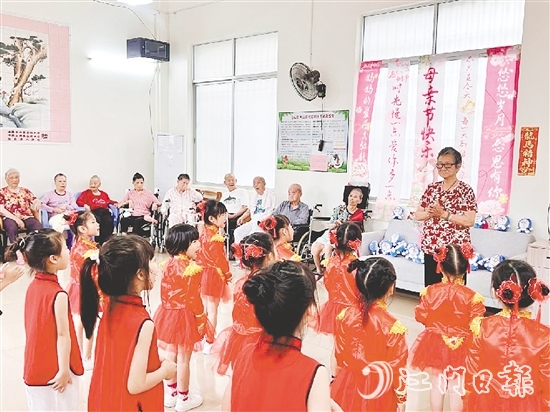 孩子為老人獻(xiàn)上精彩的表演。