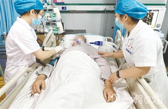 臺(tái)山市人民醫(yī)院呼吸與危重癥醫(yī)學(xué)科護(hù)理團(tuán)隊(duì)在生死競(jìng)速中展現(xiàn)“呼吸衛(wèi)士”的使命擔(dān)當(dāng)。