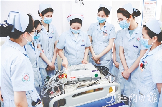 臺(tái)山市第二人民醫(yī)院內(nèi)二科護(hù)理團(tuán)隊(duì)不斷學(xué)習(xí)先進(jìn)的護(hù)理技術(shù)。