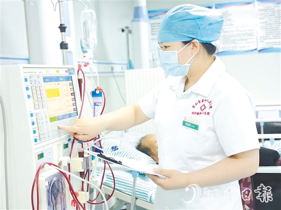 臺(tái)山市汶村鎮(zhèn)中心衛(wèi)生院血液透析中心護(hù)士伍淑萍十二年如一日?qǐng)?jiān)守基層崗位。