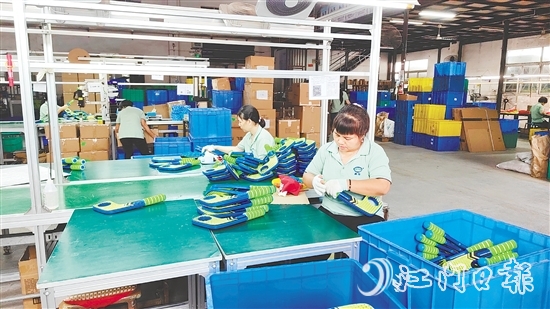 在昌輝玩具的車間，工人們忙碌有序地趕制訂單產(chǎn)品。