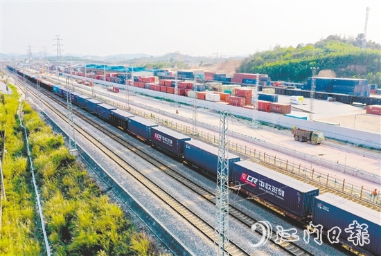 鶴山加快構(gòu)建“水陸空鐵”立體交通網(wǎng)絡(luò)，暢通進(jìn)出口物流大通道，助力構(gòu)建更具國(guó)際競(jìng)爭(zhēng)力的現(xiàn)代化產(chǎn)業(yè)體系。