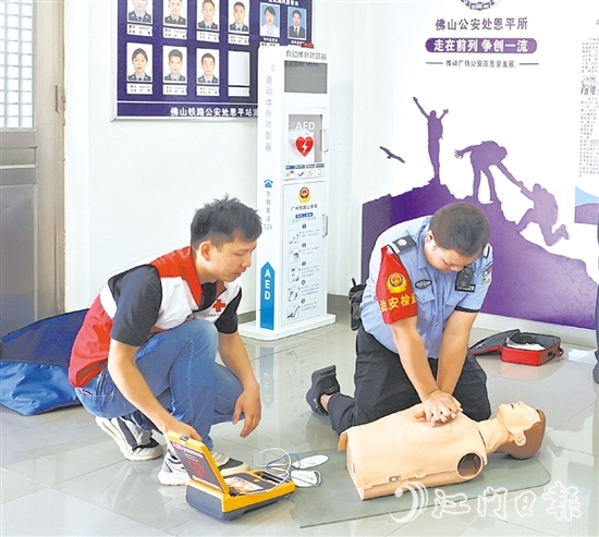 培訓(xùn)師講解自動(dòng)體外除顫儀（AED）使用方法時(shí)，參訓(xùn)人員利用人體模型和訓(xùn)練機(jī)反復(fù)練習(xí)。