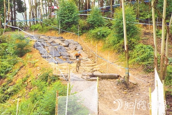 選手在山林間高速騎行，展現(xiàn)高超技術(shù)。