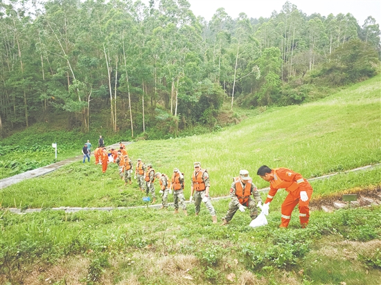 鶴山民兵進(jìn)行山洪災(zāi)害應(yīng)急救援演練。
