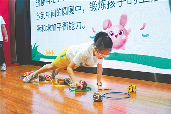 學(xué)生在體驗(yàn)趣味體態(tài)訓(xùn)練。