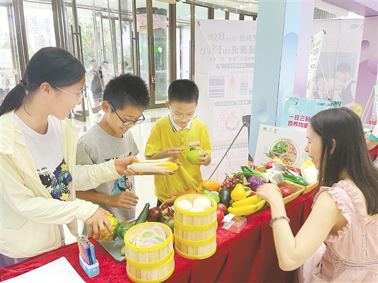 孩子們?cè)谌の痘?dòng)中學(xué)習(xí)營(yíng)養(yǎng)知識(shí)。