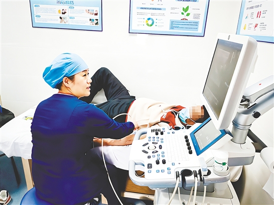 護(hù)士為患者進(jìn)行血管通路功能評(píng)估。