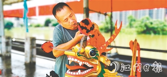 杜澄龍舟活動(dòng)完整保留著農(nóng)歷四月初八“轉(zhuǎn)龍頭”、五月初一“旺龍日”等古禮。圖為村民在“旺龍日”前整理龍頭龍棗。