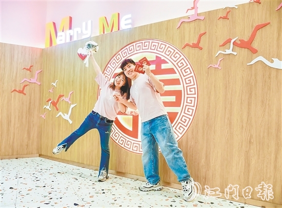 江海區(qū)婚姻登記處布置了溫馨浪漫的氛圍，吸引新人打卡留念。劉瓊