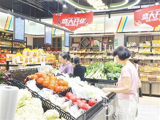 菜市場變身生鮮超市，吸引周邊居民前來選購。