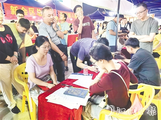招聘會現(xiàn)場，求職者與企業(yè)精準對接。
