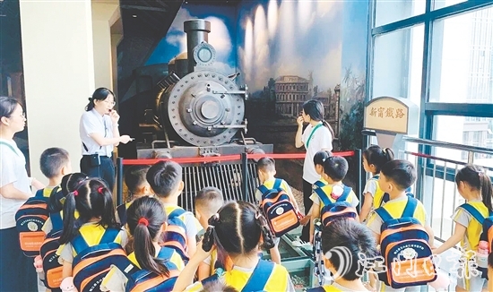 學(xué)校組織學(xué)生走進(jìn)臺(tái)山市博物館，通過實(shí)地參觀和互動(dòng)體驗(yàn)，更加深入地了解家鄉(xiāng)歷史文化。