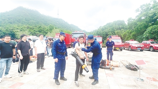 實戰(zhàn)演練中，專業(yè)人員現(xiàn)場教學，詳細講解防滅火設備的使用要點。