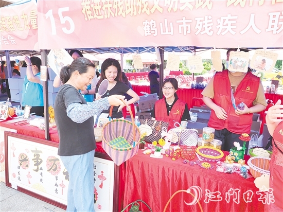 市民選購(gòu)義賣物品，以實(shí)際行動(dòng)支持公益事業(yè)。