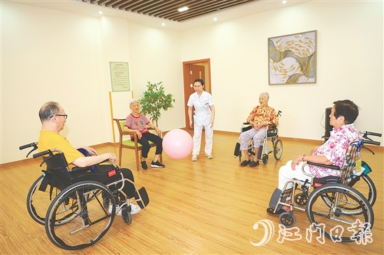 新會區(qū)養(yǎng)老中心定期安排活動，讓入住長者的晚年生活過得充實(shí)而有趣。