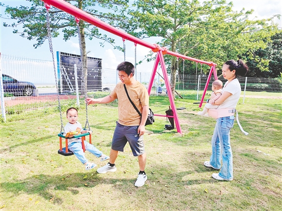 不少家長帶著孩子來碧海銀湖精靈鳥兒童樂園游玩。