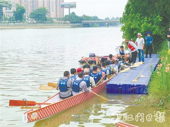 從本周開始，參賽隊伍在錦江河開展訓(xùn)練。