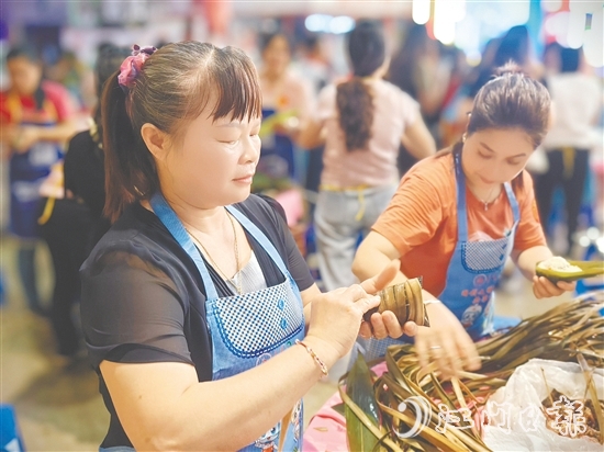 包粽能手用心包粽。