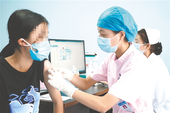 醫(yī)護(hù)人員為適齡女生接種HPV疫苗。