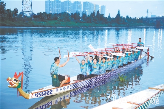 開平河道上吶喊聲此起彼伏，各村龍舟隊(duì)正緊鑼密鼓備戰(zhàn)訓(xùn)練。