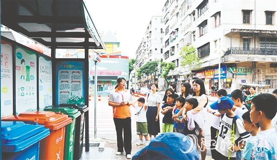 親子家庭深入了解開(kāi)平生活垃圾處理從單一填埋到分類(lèi)處理的發(fā)展歷程。