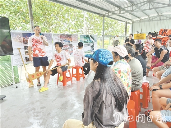 禮樂(lè)中正坊教練對(duì)新市民進(jìn)行龍舟基本培訓(xùn)。