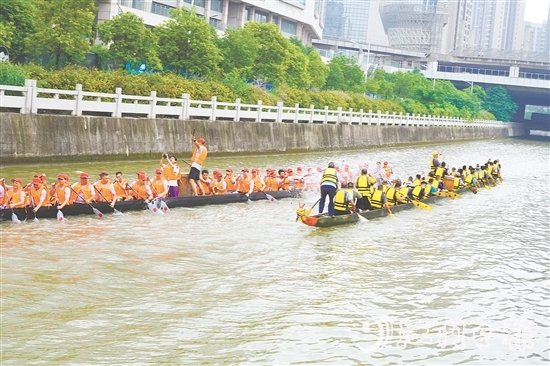 為迎接端午龍舟巡游活動(dòng)，外海組織龍舟訓(xùn)練。