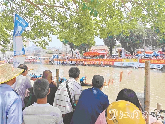 龍舟競(jìng)渡熱鬧上演，大量市民游客現(xiàn)場(chǎng)觀看。