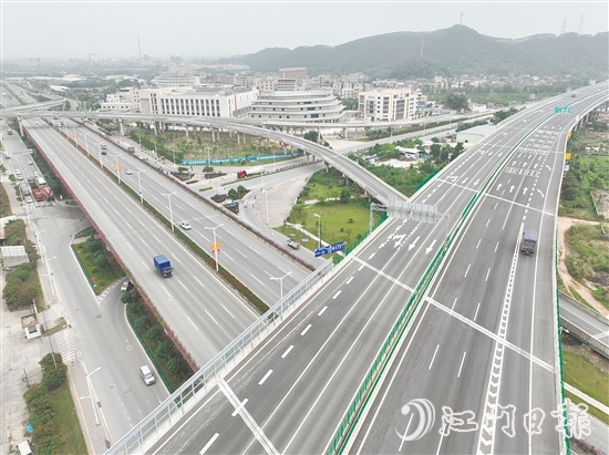 三江鎮(zhèn)交通網(wǎng)絡(luò)四通八達(dá)，物流暢通，有力支撐經(jīng)濟(jì)社會(huì)高質(zhì)量發(fā)展。