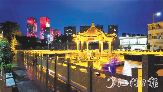 篁莊社區(qū)積極修繕活化老舊建筑，以文明實踐夯實民生基礎(chǔ)。圖為“仁壽閣”親水涼亭夜景。