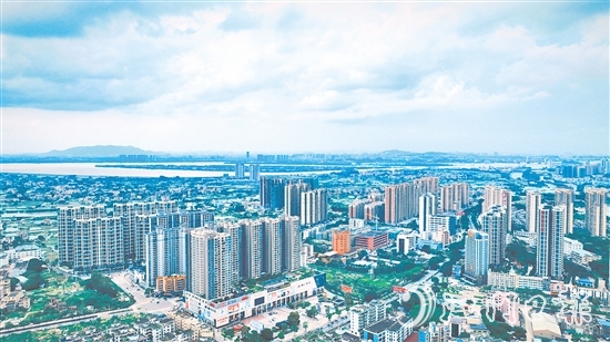 鶴山市將全國文明城市創(chuàng)建與省“百千萬工程”典型縣建設緊密結合、協(xié)同推進，著力推進城鄉(xiāng)區(qū)域協(xié)調(diào)發(fā)展。圖為鶴山城區(qū)新貌。