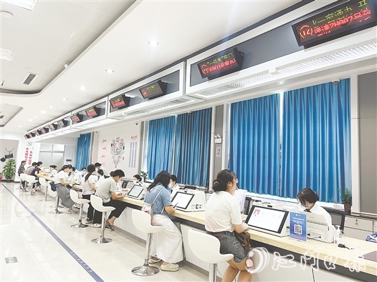 鶴山市行政服務中心以文明城市創(chuàng)建工作為抓手，推出一系列便民舉措，助力打造優(yōu)質(zhì)營造環(huán)境。