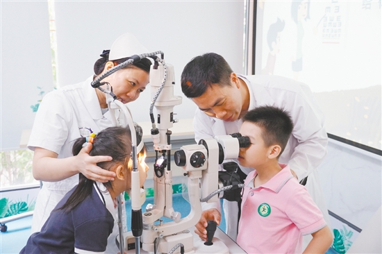 小朋友體驗(yàn)檢查設(shè)備。