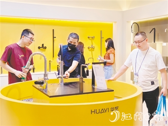 此次上海廚衛(wèi)展現(xiàn)場(chǎng)，開(kāi)平衛(wèi)浴企業(yè)帶來(lái)多款引發(fā)業(yè)界關(guān)注的代表性新品。