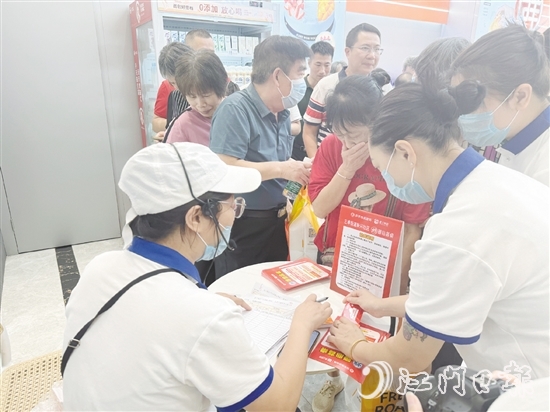 不少長(zhǎng)者前來(lái)參加活動(dòng)和辦理長(zhǎng)者優(yōu)惠卡。