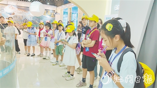 觀察團(tuán)成員寫下自己的建議，為城市發(fā)展建言獻(xiàn)策。