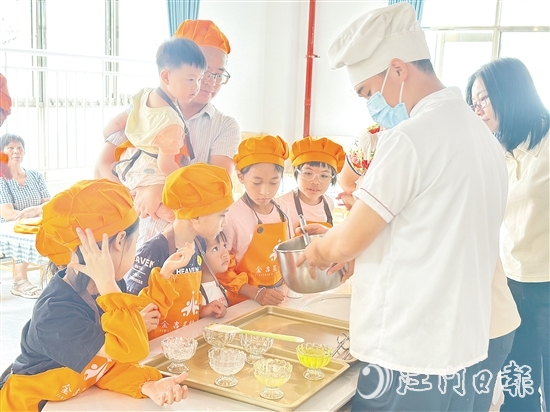 禮樂街道黨群服務(wù)中心邀請面點師指導(dǎo)孩子們制作糕點。