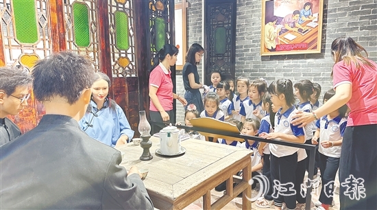 外海街道攜手江門幼師，打造“行走的思政課”，帶領(lǐng)青少年體悟革命先輩的精神。