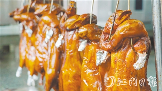 新鮮出爐的燒鵝表皮鮮紅油潤，讓人食指大動。