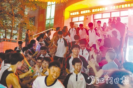 高一高二學生齊聚校道兩旁，為即將高考的高三學長學姐送上祝福。