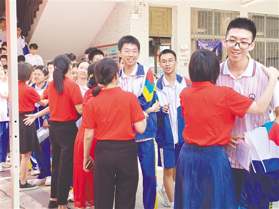 考前，老師與考生擊掌擁抱，給予他們溫暖與力量。