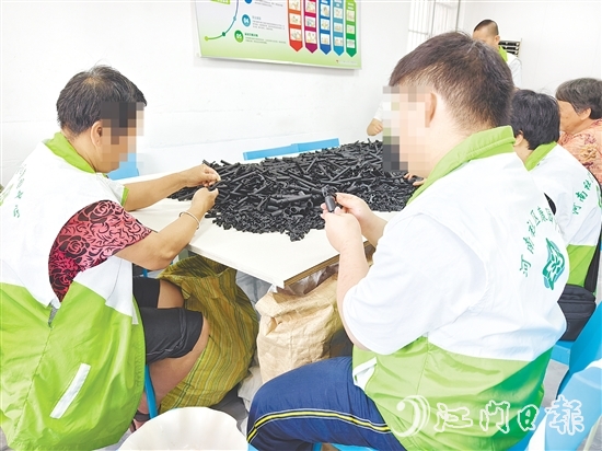 在恩平市殘聯(lián)的大力支持下，“天使助殘”殘疾人手工坊拓寬輔助就業(yè)渠道，幫助更多殘疾人就業(yè)增收。