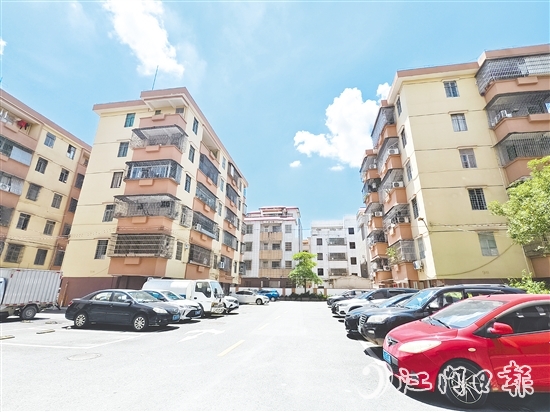 經(jīng)委飛鵝新村經(jīng)過(guò)老舊小區(qū)改造后面貌大不相同，道路整潔、停車(chē)有序、樓面亮麗。