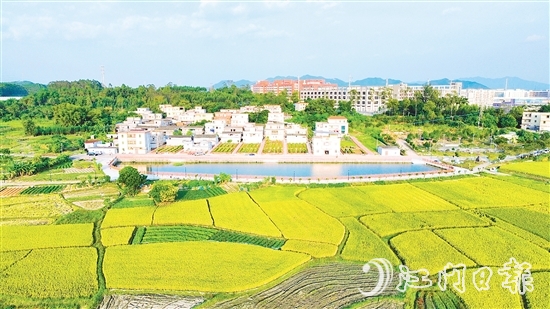 大槐鎮(zhèn)河灣村猶如拼色圖，美如畫(huà)卷。