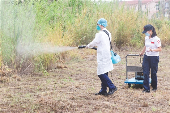 應急演練中，隊員對營地進行消殺。