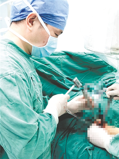 醫(yī)生對患兒進(jìn)行手術(shù)。