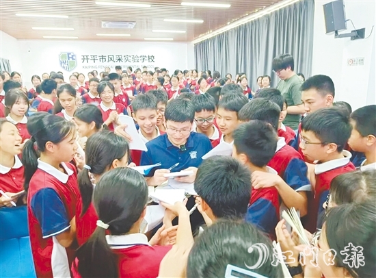 講座后，學(xué)生們紛紛找徐吉磊簽名留念。