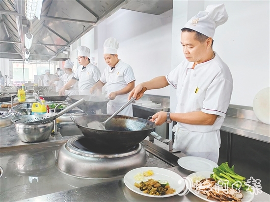 近年來，開平市人社局依托“粵菜師傅”技能大師工作室及企業(yè)實(shí)訓(xùn)基地，累計(jì)培養(yǎng)持證“粵菜師傅”超1000人。